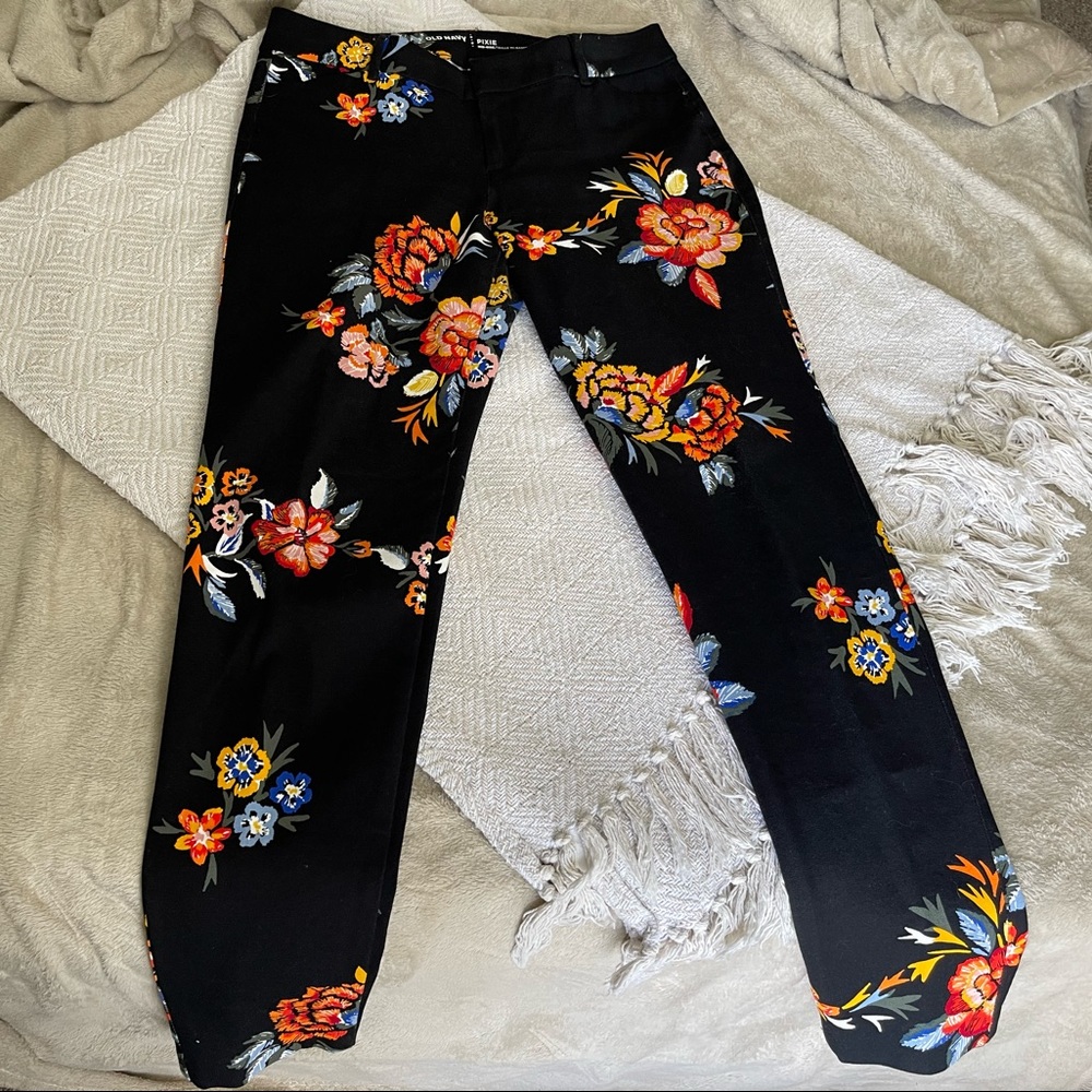 NWOT Old Navy Beautiful Black Pants with Flowers Pixie Mid-Rise Medium